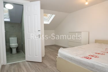 3 bed flat, Staines Road West, Feltham, London, TW167AB - Image 1