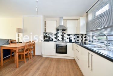 3 bed flat, Glengarnock Avenue, Isle of Dogs, London, E143BP - Image 1