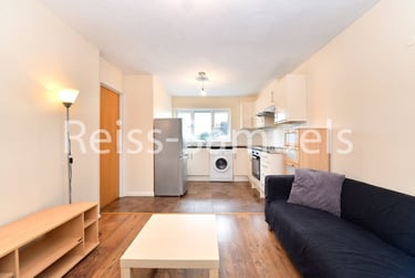 3 bed flat, Ambassador Square, Isle of Dogs, London, E149UX - Image 1