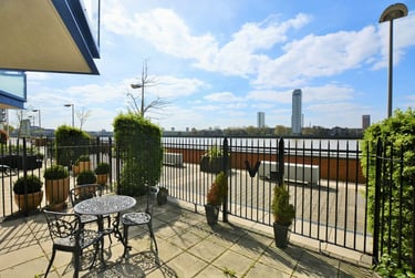 2 bed flat, Newton Place, Isle of Dogs, London, E143TT - Image 2
