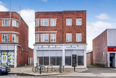 3 bed flat, High Street, Twickenham, London, TW27LA - Image 1