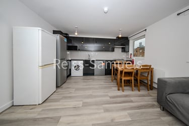 4 bed flat, High Street, Twickenham, London, TW27LA - Image 3