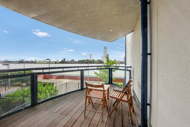 3 bed flat, Newton Place, Isle of Dogs, London, E143TT - Image 1