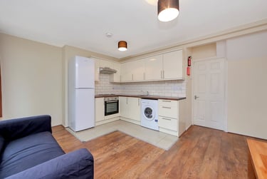 4 bed flat, Cooks Road, Kennington, London, SE173NG - Image 2