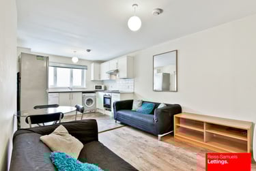 3 bed flat, Ambassador Square, Isle of Dogs, London, E149UX - Image 2