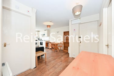 3 bed flat, Ambassador Square, Isle of Dogs, London, E149UX - Image 2