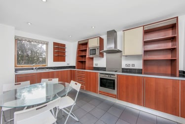 3 bed flat, Newton Place, Isle of Dogs, London, E143TT - Image 2