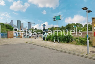 3 bed flat, Ambassador Square, Isle of Dogs, London, E149UX - Image 11