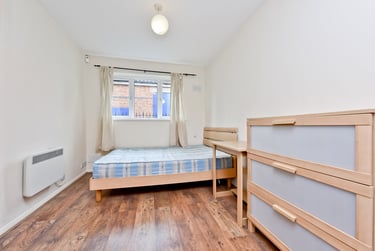 3 bed flat, Ambassador Square, Isle of Dogs, London, E149UX - Image 3