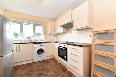 3 bed flat, Ambassador Square, Isle of Dogs, London, E149UX - Image 2