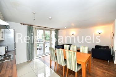 3 bed flat, Westferry Road, Canary Wharf, London, E148LS - Image 1