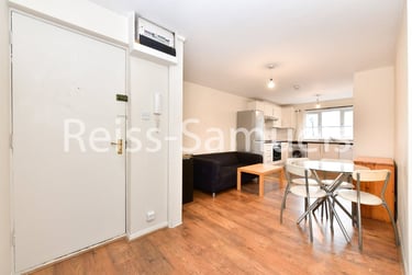 3 bed flat, Ambassador Square, Isle of Dogs, London, E149UX - Image 1