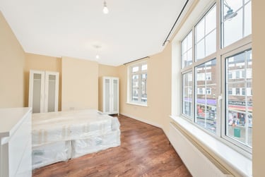 3 bed flat, High Street, Twickenham, London, TW27LA - Image 5