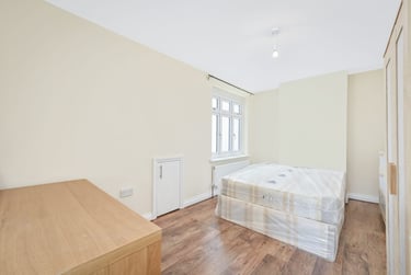 3 bed flat, High Street, Twickenham, London, TW27LA - Image 11