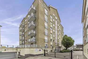 2 bed flat, Millennium Drive, Isle of Dogs, London, E143GH - Image 3