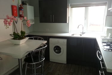 2 bed flat, Brunswick Street, Broomhall, Sheffield, S102FL - Image 1