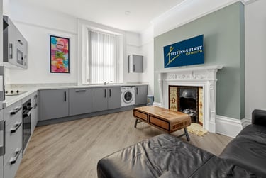 3 bed flat, North Road East, City Centre, Plymouth, PL46AL - Image 1