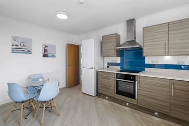 3 bed flat, North Road East, City Centre, Plymouth, PL46AL - Image 1