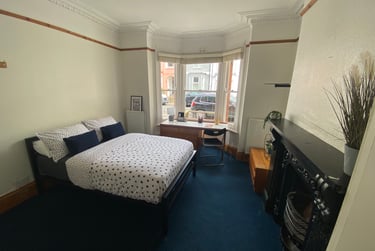 6 bed house, Marle Hill Road, Francis Close Hall, Cheltenham, GL504LP - Image 1