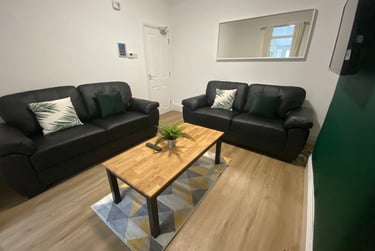 6 bed house, Gloucester Road, Francis Close Hall, Cheltenham, GL518NS - Image 1