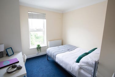 5 bed house, Marle Hill Parade, Francis Close Hall, Cheltenham, GL504LH - Image 1