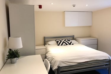 6 bed house, Albert Street, St Pauls, Cheltenham, GL504HS - Image 1