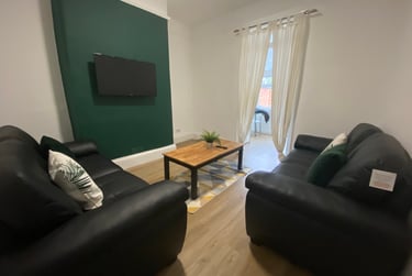 6 bed house, Gloucester Road, Francis Close Hall, Cheltenham, GL518NS - Image 2