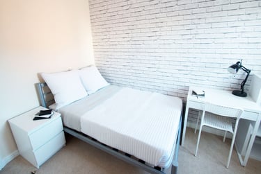 5 bed house, Old Spot Walk, Kingsholm, Gloucester, GL12BL - Image 2