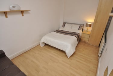 5 bed house, College Road, Shelton, Stoke, ST42EE - Image 2