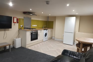 7 bed house, Garstang rd, Near university, Preston, PR11NA - Image 1