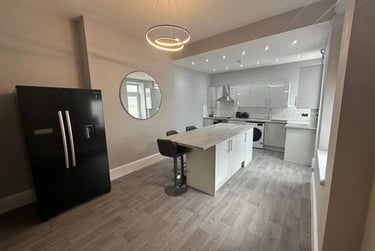 5 bed house, Sydney Street, North Hill, Plymouth, PL15AE - Image 1