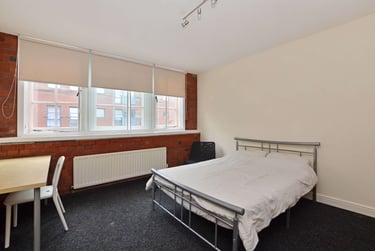 6 bed flat, Bells Square, Devonshire Green, Sheffield, S12FY - Image 1