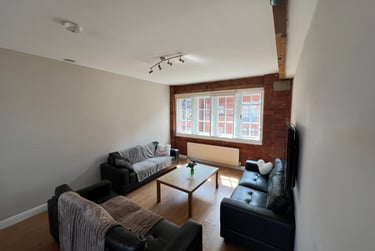 8 bed flat, 14 Bells Square, Trippet Lane, City centre, Sheffield, S12FY - Image 4