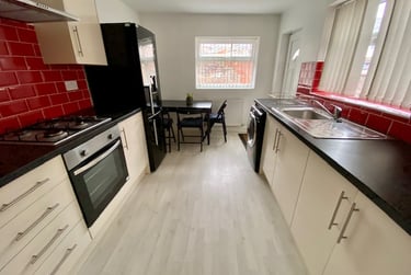 3 bed house, Village, Near university, Salford, M72JF - Image 3