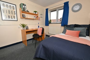 6 bed flat, Thynne Street, City Centre, Bolton, BL36BA - Image 1