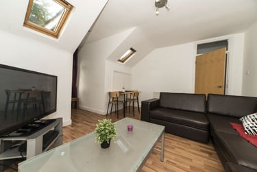 3 bed flat, Ladybarn road, Fallowfield, Manchester, M146WN - Image 1