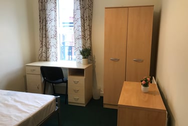 3 bed flat, Upper Brook Street, Victoria park, Manchester, M130FW - Image 2