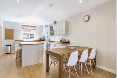 6 bed house, Archery Place, Woodhouse, Leeds, LS29AZ - Image 1