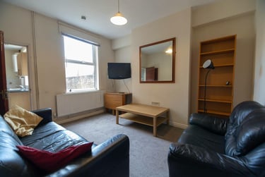 5 bed house, Charlton Street, Grange Garth, York, YO231JN - Image 2