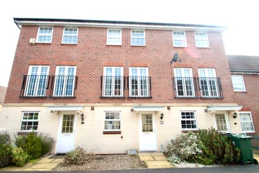 4 bed house, Moorhen Way, City Centre, Loughborough, LE113HH - Image 2