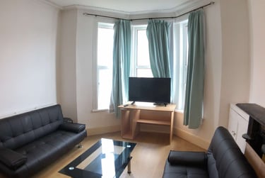 4 bed house, Derry Avenue, City Centre, Plymouth, PL46BH - Image 2