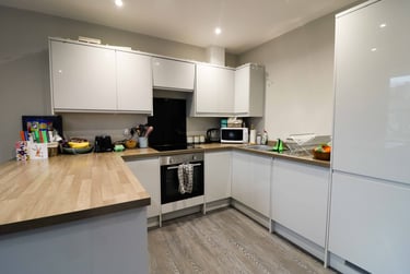 3 bed flat, Ermington Terrace, Mutley, Plymouth, PL46QG - Image 1