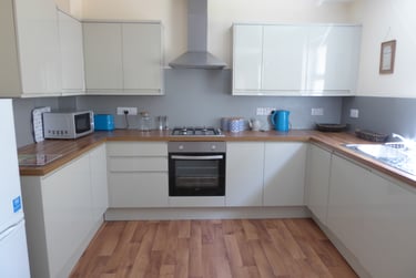 2 bed house, Hill Park Crescent, Greenbank, Plymouth, PL48JP - Image 2