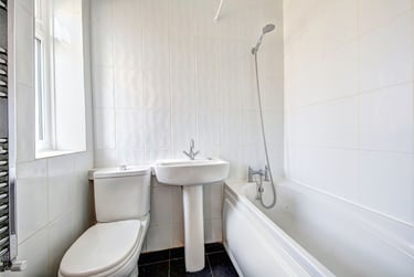 6 bed house, Addison Gardens, City Centre, Kingston, KT58DW - Image 2