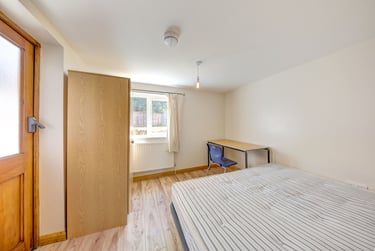 6 bed house, Addison Gardens, City Centre, Kingston, KT58DW - Image 1