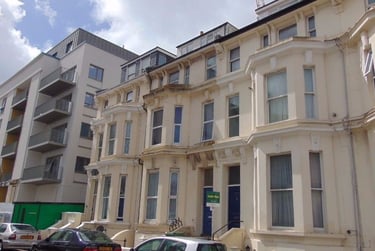 4 bed flat, Alhambra Road, Southsea, Portsmouth, PO40RT - Image 1