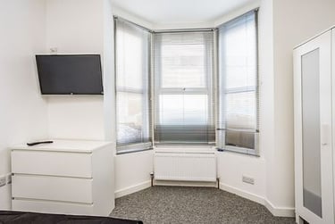 1 bed house, Telephone Road, Fratton, Portsmouth, PO40AZ - Image 2