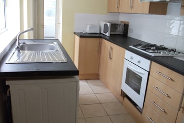 5 bed house, Exmouth Road, Southsea, Portsmouth, PO52QL - Image 2