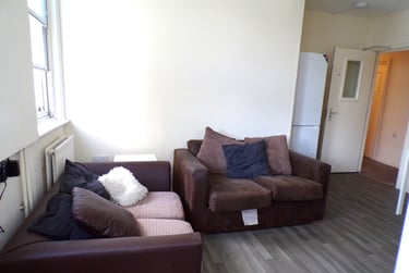 4 bed flat, Aylward Street, University of Portsmouth, Portsmouth, PO13PH - Image 1