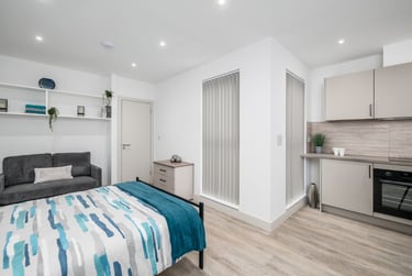 1 bed studio, North Hill, Plymouth, PL48ET - Image 2